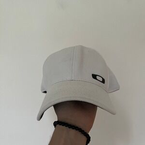 Oakley Tincan Cap White Stretch Fit Hat L/XL Metal Ellipse Logo Baseball Hat